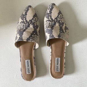 Steve Madden Trace flat in snakeskin size 8.5